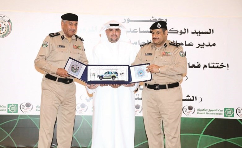 يوسف الرويح يتسلم التكريم من اللواء فهد الشويع﻿