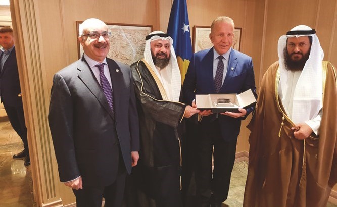 محمد هايف ود. وليد الطبطبائي يتبادلان الهدايا التذكارية في كوسوفو﻿