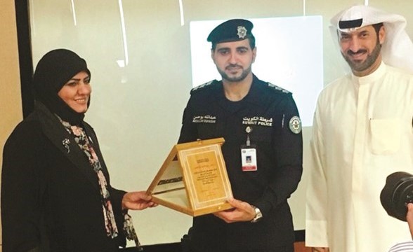  سهام السهيل تكرم النقيب عبدالله بوحسن على هامش الملتقى ﻿