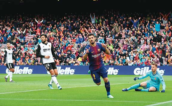 مهاجم برشلونة لويس سواريز محتفلا بهدفه في شباك فالنسيا 	(رويترز)﻿