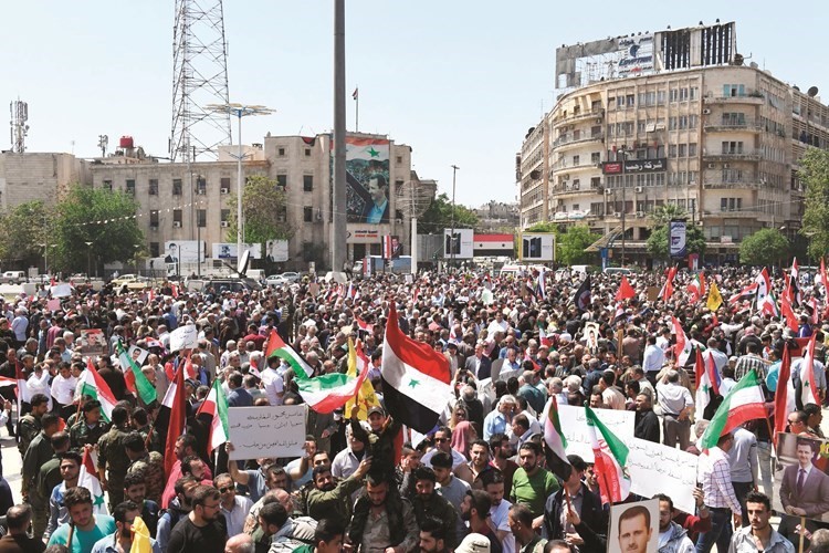 مؤيدو النظام يحتفلون	(أ.ف.پ)﻿