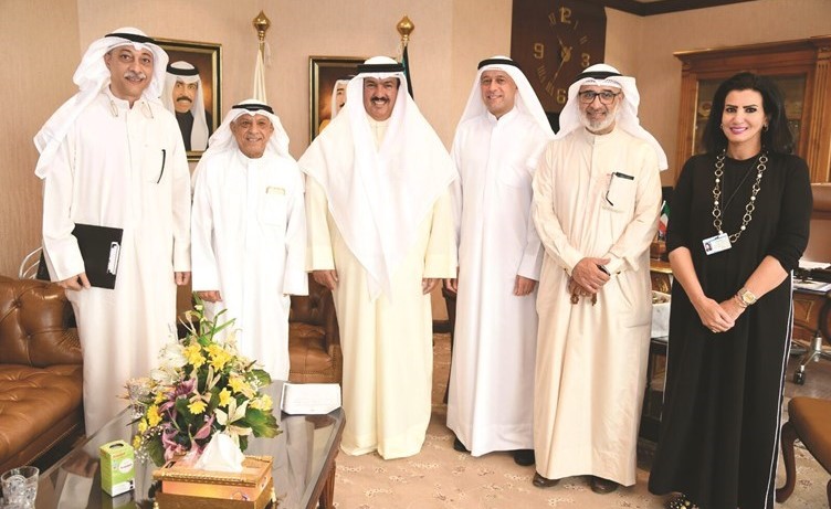 د.علي المضف مع رئيس وأعضاء الجمعية الكويتية لجودة التعليم وفاطمة العازمي﻿