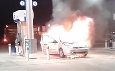شاهد.. رجلان يخاطران بحياتهما لمنع سيارة من الانفجار بمحطة وقود