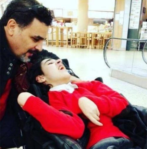 بالصور.. تدهور الحالة الصحية لابن مجدي كامل.. ومها أحمد تناشد الجمهور الدعاء له
