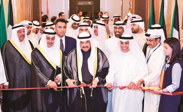 سمو الشيخ ناصر المحمد خلال قص شريط افتتاح معرض مسابقة الكويت للعلوم والهندسة بحضور طلال جاسم الخرافي وفيصل مقصيد﻿