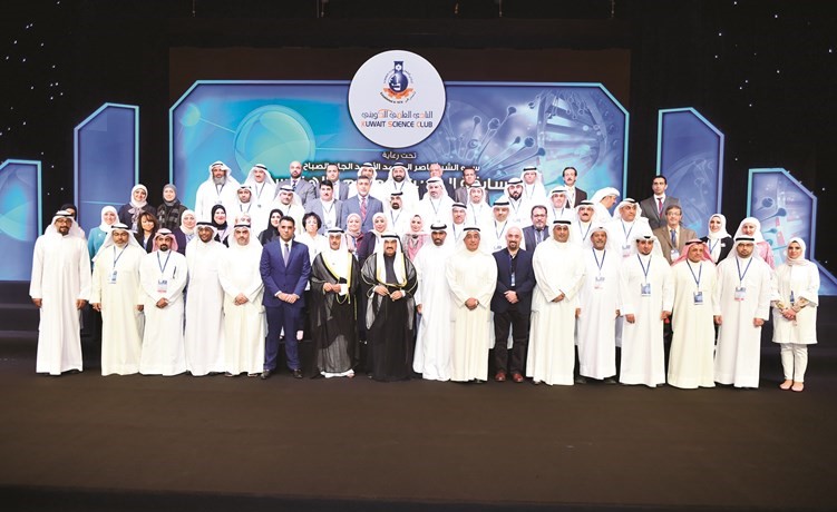سمو الشيخ ناصر المحمد وطلال جاسم الخرافي يتوسطان أعضاء لجنة التحكيم وممثلي الجهات الراعية والداعمة للمسابقة﻿