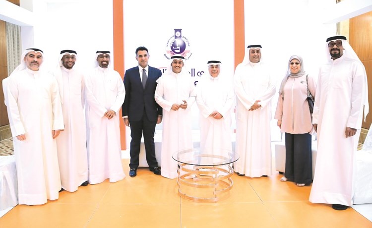 طلال جاسم الخرافي وأعضاء مجلس إدارة النادي العلمي مع فيصل مقصيد وهدى الراشد وطارق العثمان ﻿
