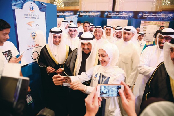 إحدى المشاركات تلتقط «سيلفي» مع سمو الشيخ ناصر المحمد وطلال جاسم الخرافي خلال افتتاح المعرض 			                        (احمد علي)