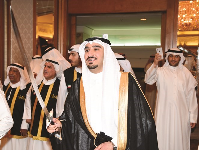 المعرس عبدالعزيز الراشد يؤدي العرضة﻿