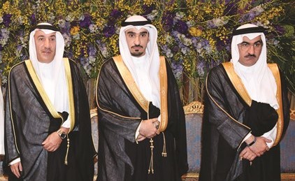 المعرس عبدالعزيز الراشد متوسطا شقيقه عبدالله الراشد ووالد العروس محمد الغانم﻿