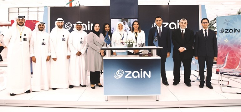 مسؤولو زين في جناح الشركة خلال المعرض ﻿
