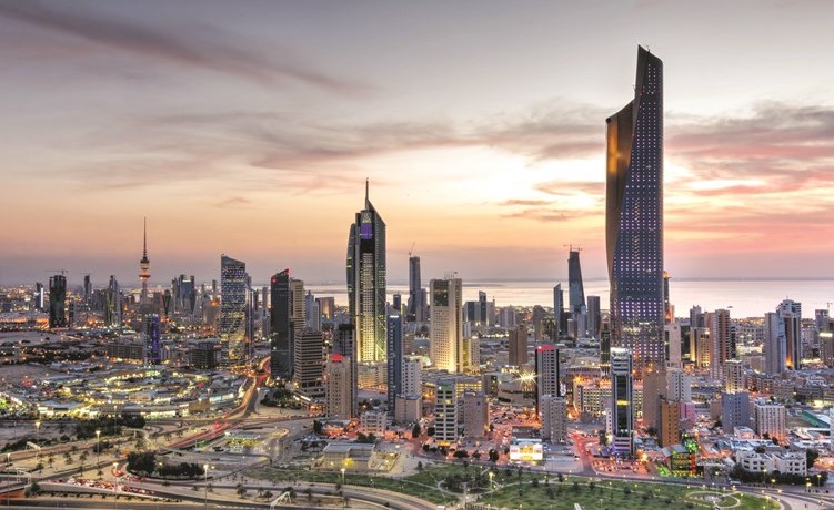 الحكومات الخليجية مضطرة لخفض الإنفاق.. ما عدا الكويت