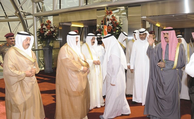 سمو ولي العهد الشيخ نواف الأحمد محييا مودعيه لدى مغادرته الى الولايات المتحدة ﻿