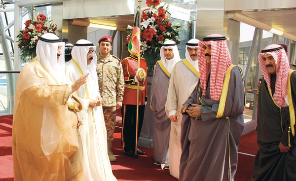 سمو ولي العهد الشيخ نواف الأحمد مغادرا إلى الولايات المتحدة وفي وداعه الشيخ فيصل السعود وسمو الشيخ ناصر المحمد