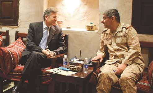  العميد الركن محمد الكندري مستقبلا سفير اسبانيا كارلوس دي تيخادا﻿