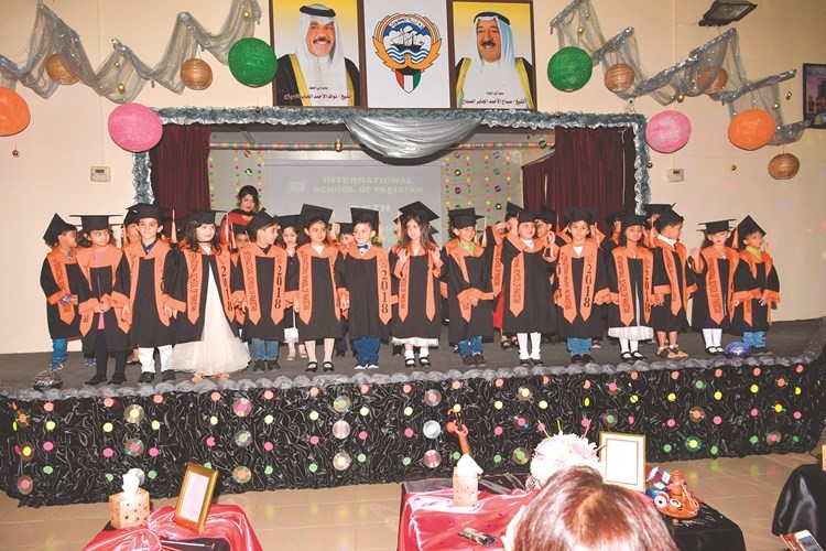 تكريم الطلبة المتميزين من أحد فصول المدرسة﻿