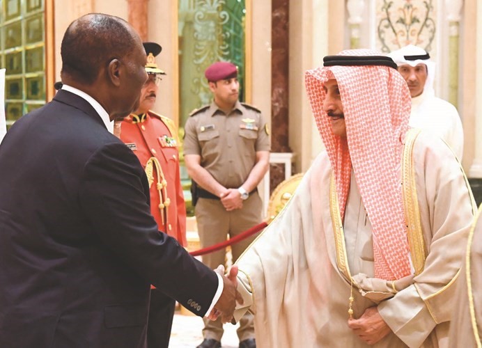 الشيخ د.ابراهيم الدعيج مصافحا ضيف الكويت ﻿