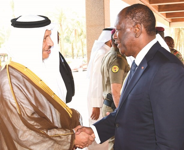 سمو الشيخ جابر المبارك مصافحا ضيف الكويت ﻿