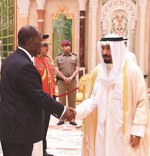 الشيخ علي الجابر مصافحا رئيس كوت ديفوار ﻿