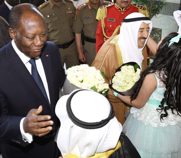 صاحب السمو الأمير الشيخ صباح الأحمد والرئيس الحسن واتارا يتلقيان باقتين من الورود خلال الاستقبال الرسمي