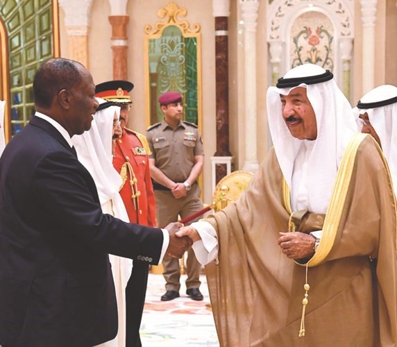 الشيخ جابر العبدالله مصافحا الرئيس الضيف ﻿