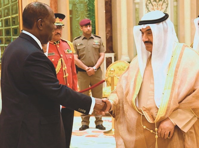 سمو الشيخ ناصر المحمد مصافحا الرئيس الحسن واتارا ﻿