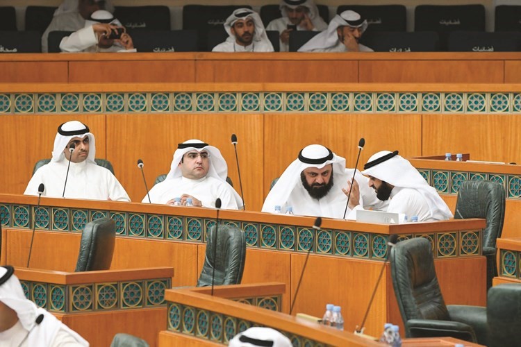 عبدالله فهاد ود.وليد الطبطبائي ود.عبدالكريم الكندري ورياض العدساني ﻿