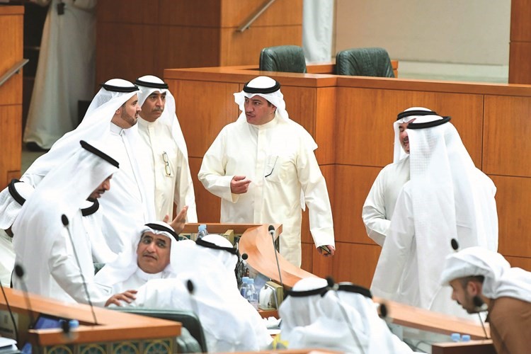 عسكر العنزي وم.عادل الخرافي وحمدان العازمي خلال الجلسة ﻿