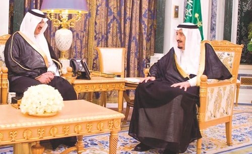 خادم الحرمين الشريفين الملك سلمان بن عبدالعزيز مستقبلا الأمير سلطان بن سعد بن خالد﻿
