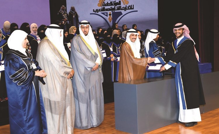 مرزوق الغانم يكرم أحد الخريجين﻿