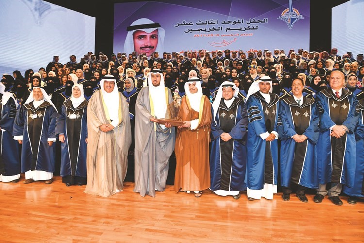 مرزوق الغانم ود.فهد العفاسي ود.علي المضف يتوسطون خريجي الدفعة 13 لطالبات وطلاب التطبيقي	 (قاسم باشا)﻿