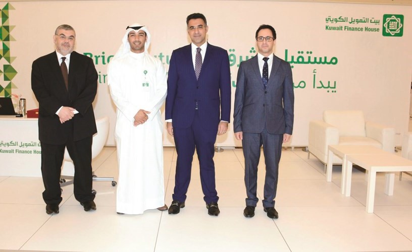 فريق بيتك مع مسؤولي الجامعة في جناح البنك ﻿