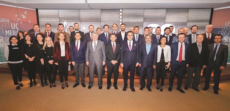 لقطة جماعية لإداريي التركية وستار ألاينس﻿