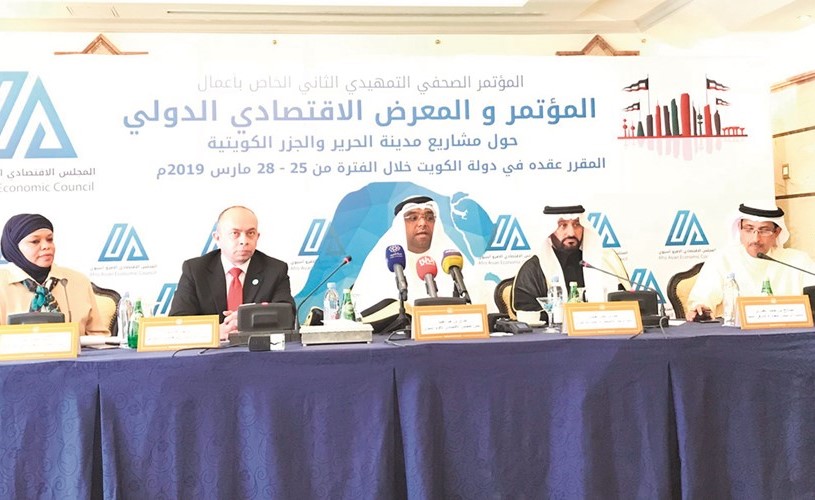 طارق العبيد متوسطا المتحدثين خلال المؤتمر الصحافي﻿