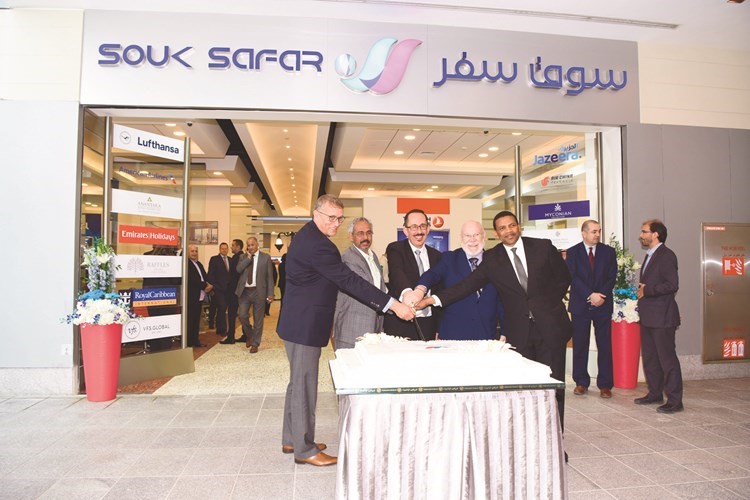 تقطيع كيكة الاحتفال ﻿
