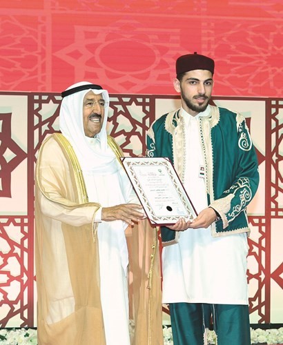 سمو الأمير مكرما محمد طاهر إدريس الأول بحفظ القرآن كاملا﻿