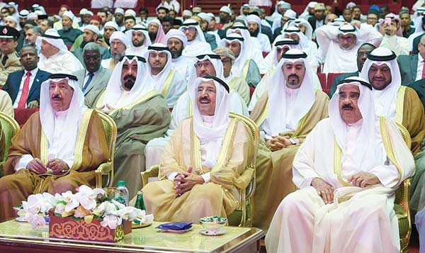  صاحب السمو الأمير الشيخ صباح الأحمد والشيخ جابر العبدالله والشيخ فيصل السعود في مقدمة الحضور