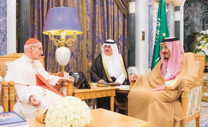 خادم الحرمين الملك سلمان بن عبدالعزيز خلال مباحثاته مع رئيس المجلس البابوي للحوار بين الأديان بالفاتيكان الكاردينال جان لويس توران(واس) ﻿
