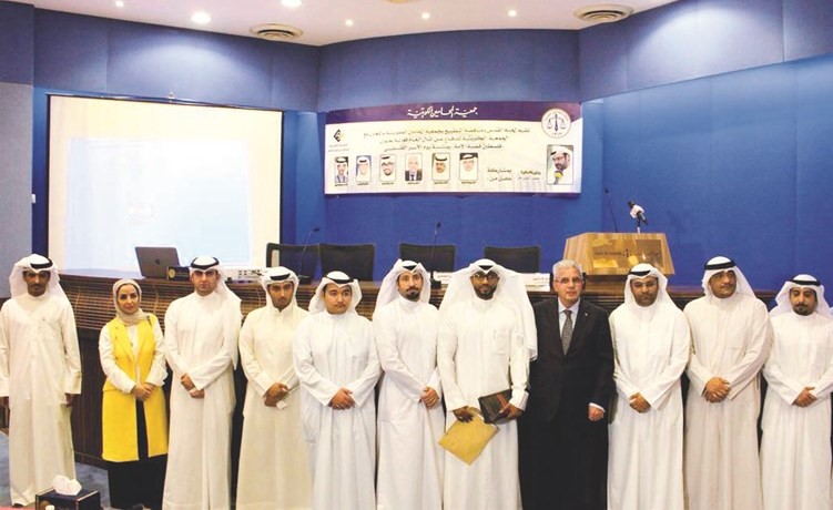 السفير رامي طهبوب وناصر الكريوين ود. علي الدوسري وأحمد المطيري والمشاركون في الندوة ﻿