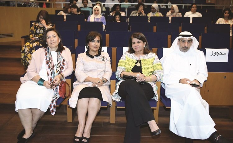 د. شفيقة العوضي وم. أنور الانصاري ولولوة الملا وهيفاء الصقر ﻿