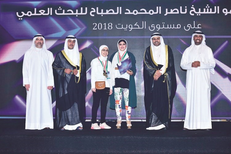 تكريم الطالبتين منيرة ماهر الديحاني وأماني عيد فراج الكفيدي عن مشروعهما تأثير مصل اللبن على التليف الكبدي الدهني ﻿