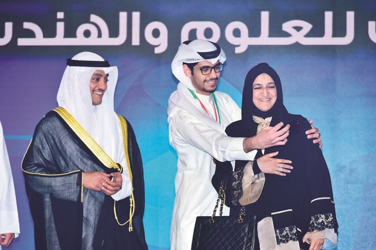 حسن أشكناني وسيلفي مع والدته عضوة النادي العلمي منذ الثمانينيات بحضور طلال جاسم الخرافي ﻿