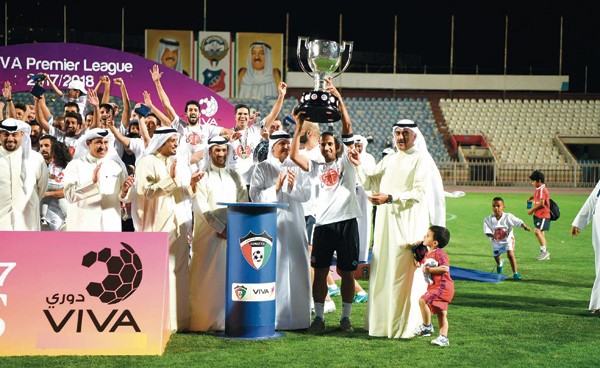 لاعبو الكويت يرفعون الكأس بعد تتويجهم أبطالا لدوري «VIVA» للمرة الـ ١٤    (محمد هاشم)