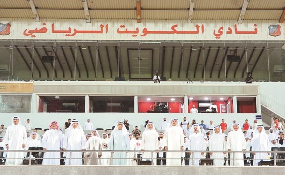 مرزوق الغانم يتوسط مشاري العنجري والشيخ أحمد اليوسف وعبدالعزيز المرزوق وصالح زكريا وكبار الحضور في المقصورة الرئيسية في ستاد نادي الكويت﻿