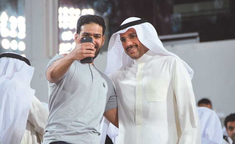 مرزوق الغانم في سيلفي مع أحد الحضور﻿