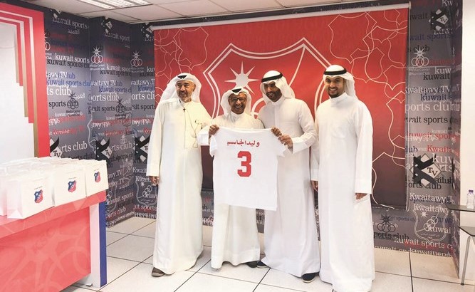 خالد الغانم ومعن الرشيد ومحمد النصف يكرمون وليد الجاسم ﻿