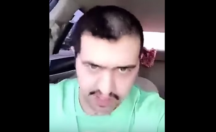 شاهد.. فيديو طريف لسعودي يعبّر عن استيائه بعد القبض على حلاق قبل أن يكمل له حلاقة شعره