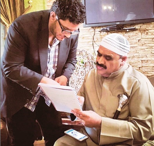 الكاتب حسين المهدي مع الفنان داود حسين اثناء تصوير العم صقر﻿