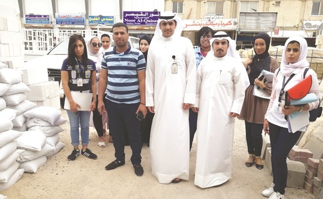 عدد من مفتشي بلدية العاصمة خلال جولتهم في الشويخ الصناعية﻿