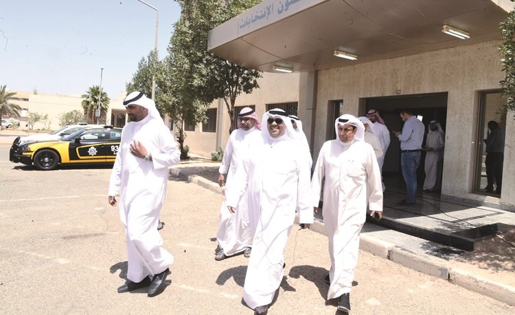 فهد الصانع مغادرا إدارة الانتخابات بعد تسجيل ترشيحه	(محمد هاشم)﻿